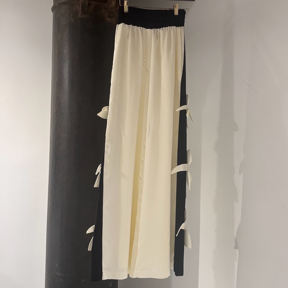 High waisted wide legged palazzo pant. Made in Moldova
Artisanal
Vegan - Picture 6 of 12